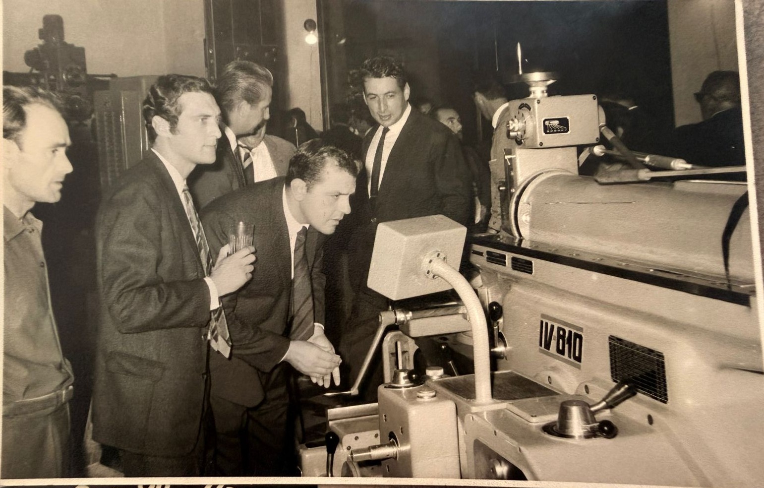 Taller histórico de Fabrimaq con operarios y maquinaria industrial